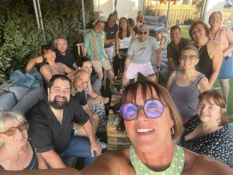Sortie apéro dans un bar sur une terasse extérieure